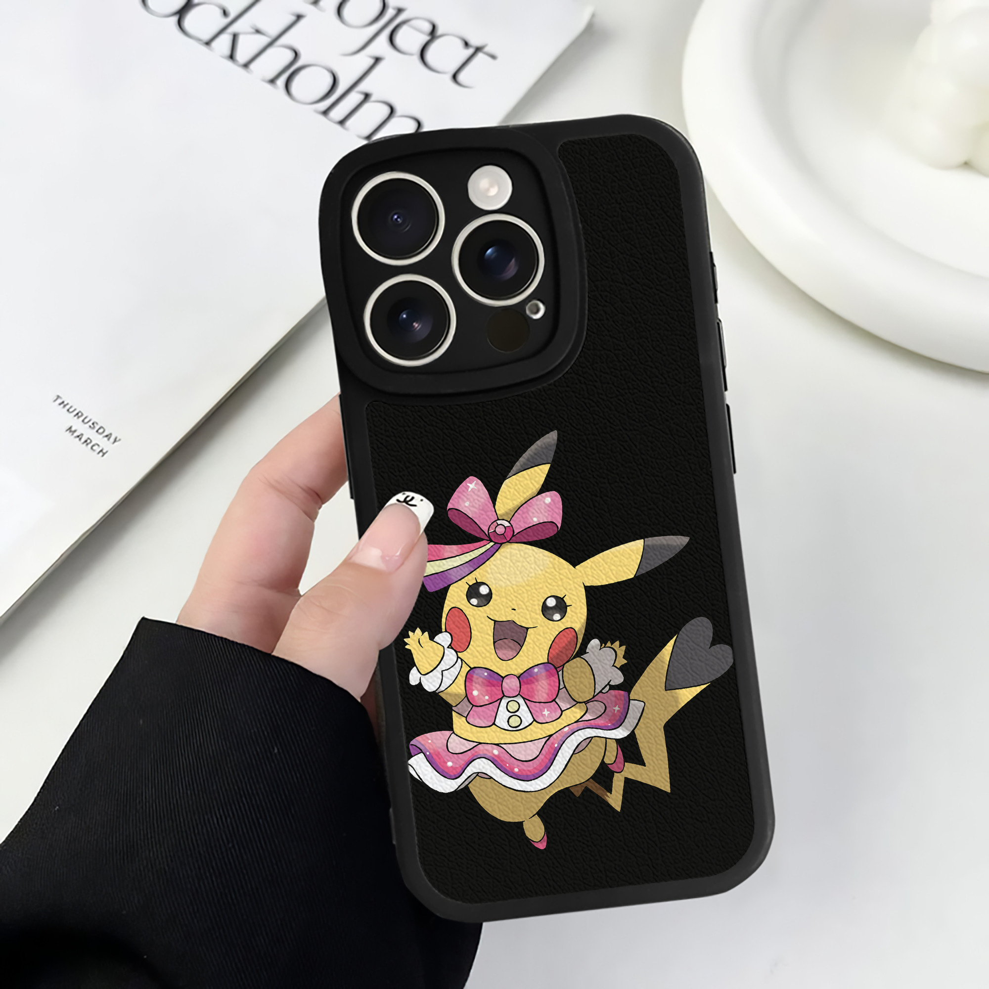 （画像用） ポケットモンスター Pokémon 【iPhone 16シリーズ対応】シリコンスマホケース（レザー調） 材質：シリコン